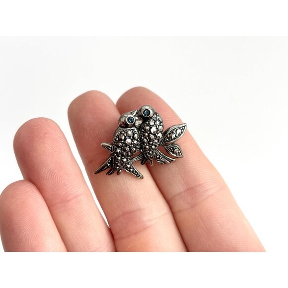 Perched Birds Kissing Figural Marcasite Accented Vintage Costume Jewelry Brooch - Picture 7 of 7
